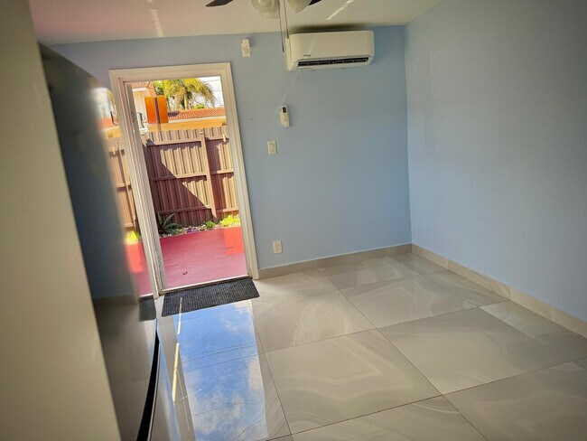 Foto del edificio - 707 NE 15th St