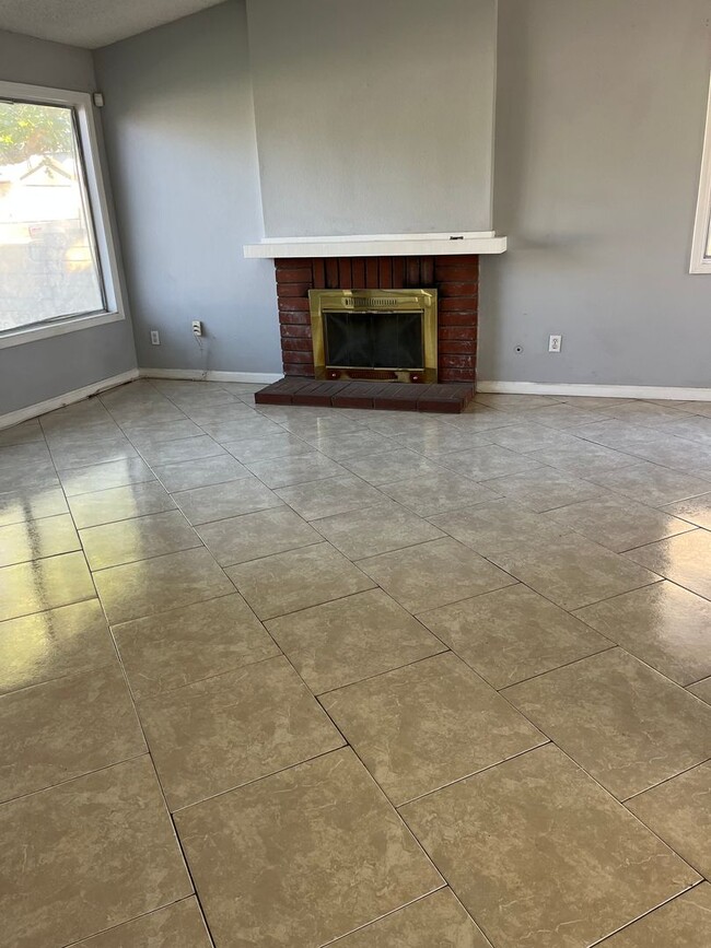 Building Photo - Single Story Home