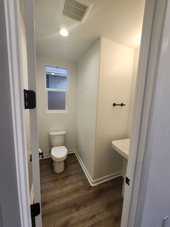 Building Photo - 3 bedroom 2.5 bath townhouse