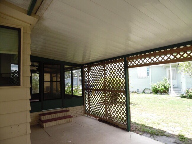 Building Photo - 327 Macadamia Dr