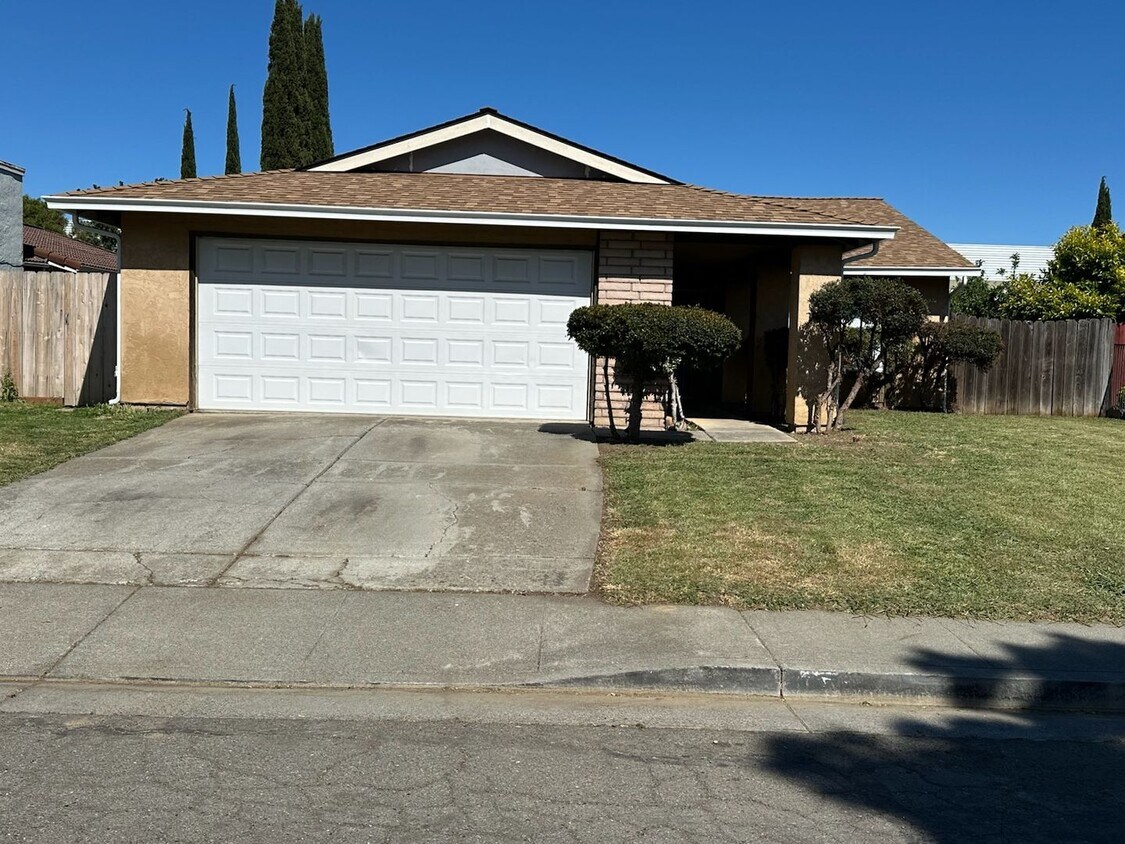 Foto principal - Beautiful 4-bedroom home close to schools ...