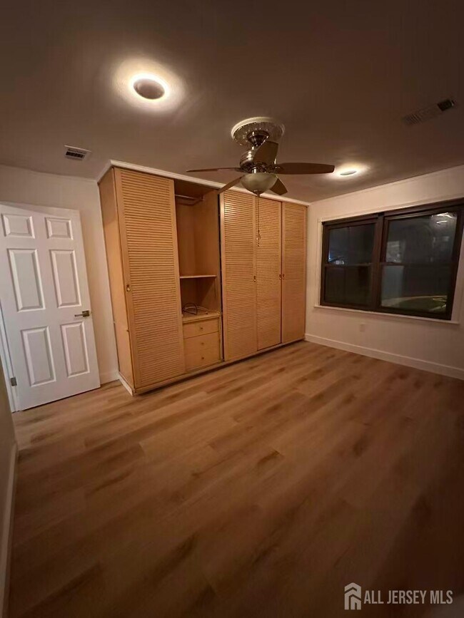 Foto del edificio - 405 N Oaks Blvd