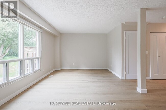 Building Photo - 560 Waverly St N