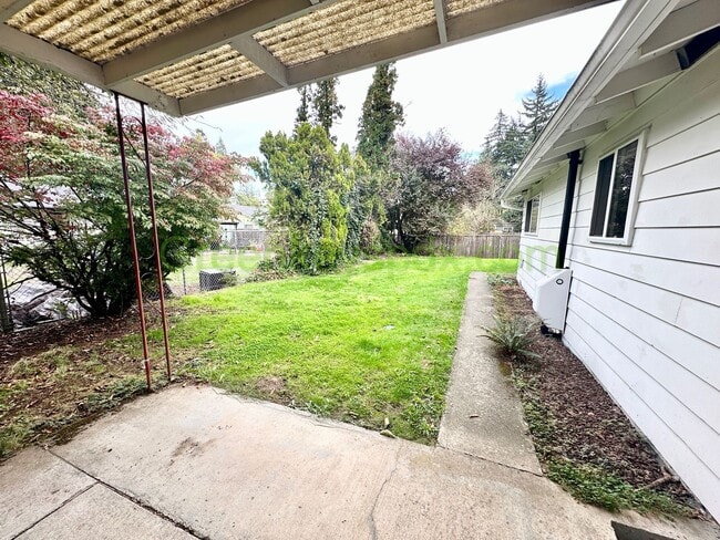 Building Photo - Beautiful Milwaukie 3 Bedroom