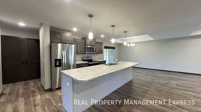 Foto del edificio - 3 Bed 2 Bath Townhome w/ Double Garage in Southeast SF