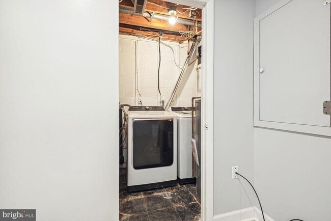 Building Photo - 1635 Valencia Way