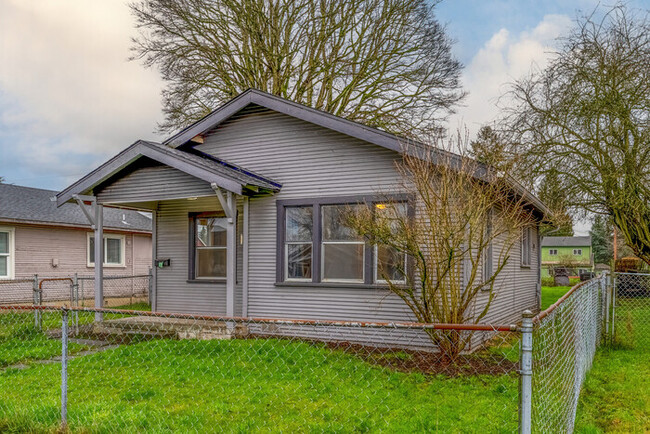 Building Photo - CUTE AND COZY TWO BEDROOM WITH GARAGE