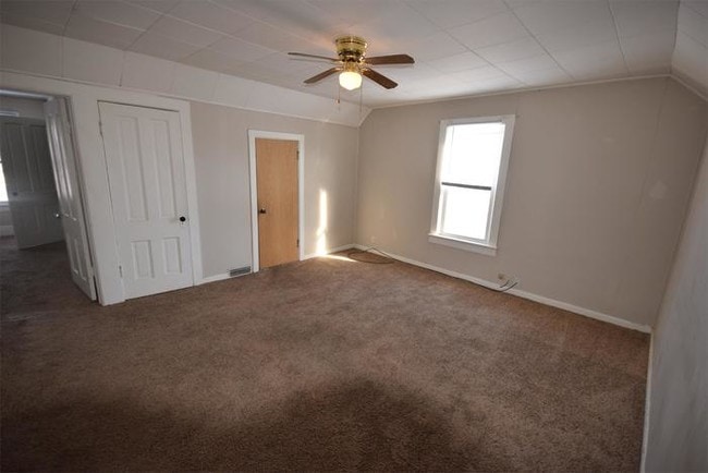 Building Photo - 2 Bedroom Upper