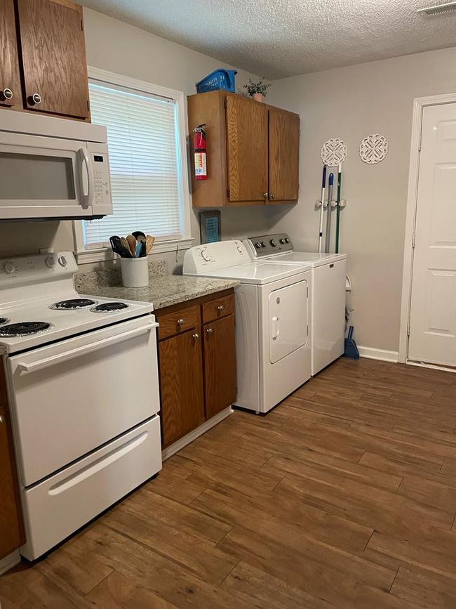 Foto del edificio - 720 Meadow Cir