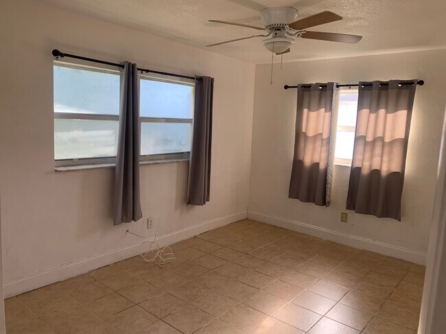 Foto del edificio - 3000 NW 11th St