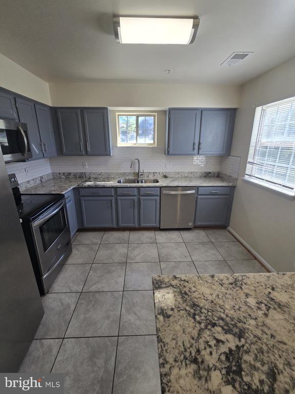 Foto del edificio - 1003 Spring Valley Ct