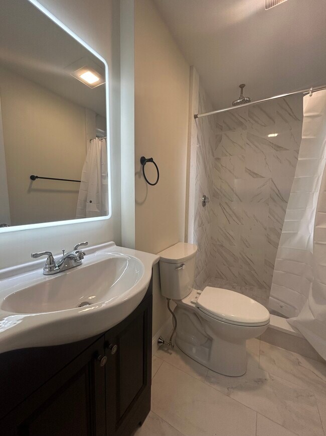 Foto del edificio - 8 Lakeville Rd