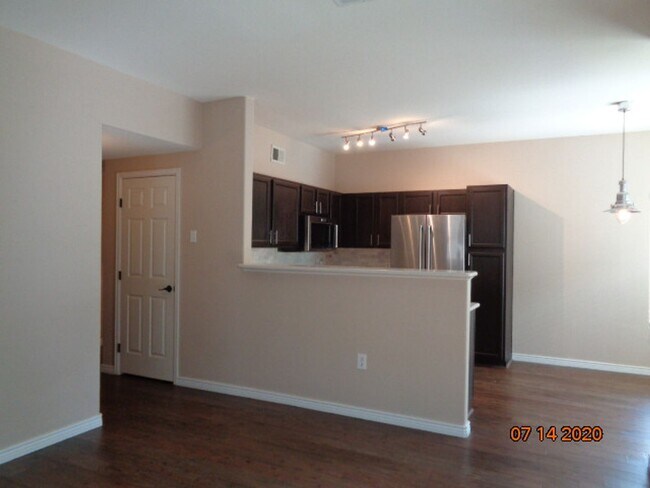 Foto del edificio - Stunning 2 BR/2 BA Lower Level Condo w/ 1 ...