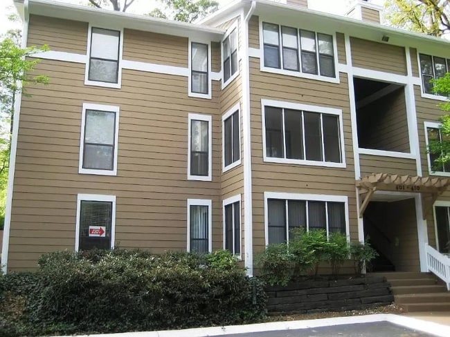 Building Photo - 401 Summit N Dr NE