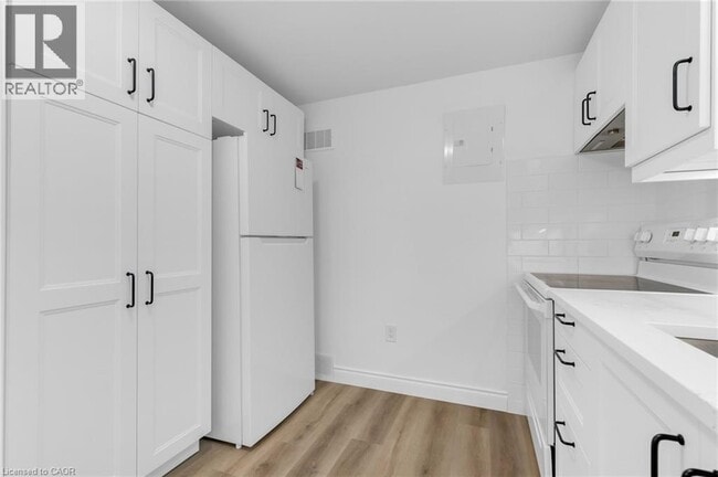 Photo du bâtiment - 2 Wardrope Ave