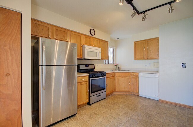 Building Photo - Updated 3 bd 2.5 ba updated home