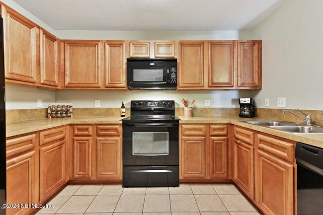 Foto del edificio - 6984 Ortega Woods Dr