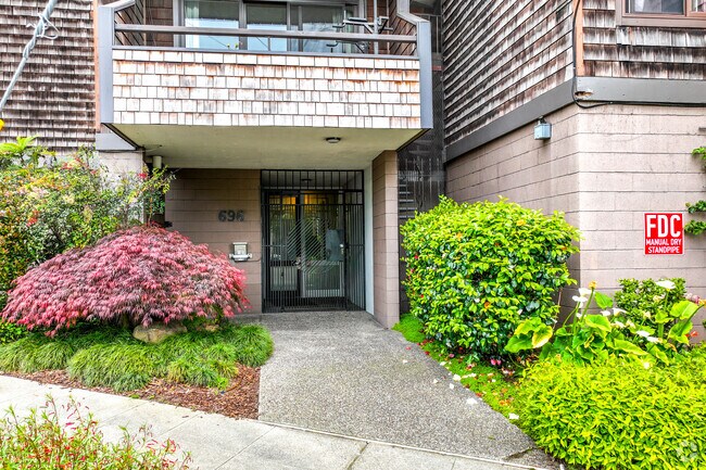 Entrada del edificio - 696 Athol Ave