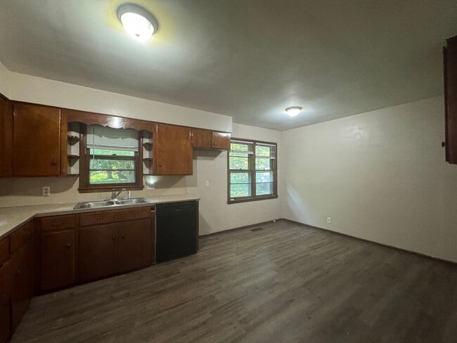 Building Photo - Cute 3 Bedroom Home Available Now