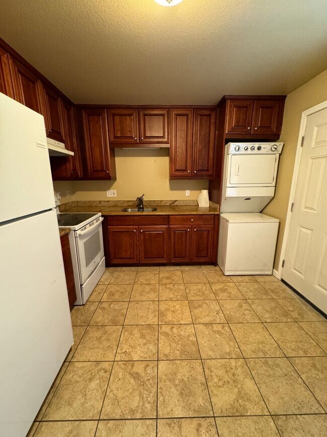 Building Photo - 33 Deering Ct