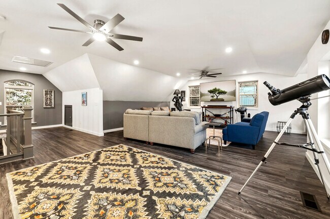 Foto del edificio - 211 Lakeshore Dr