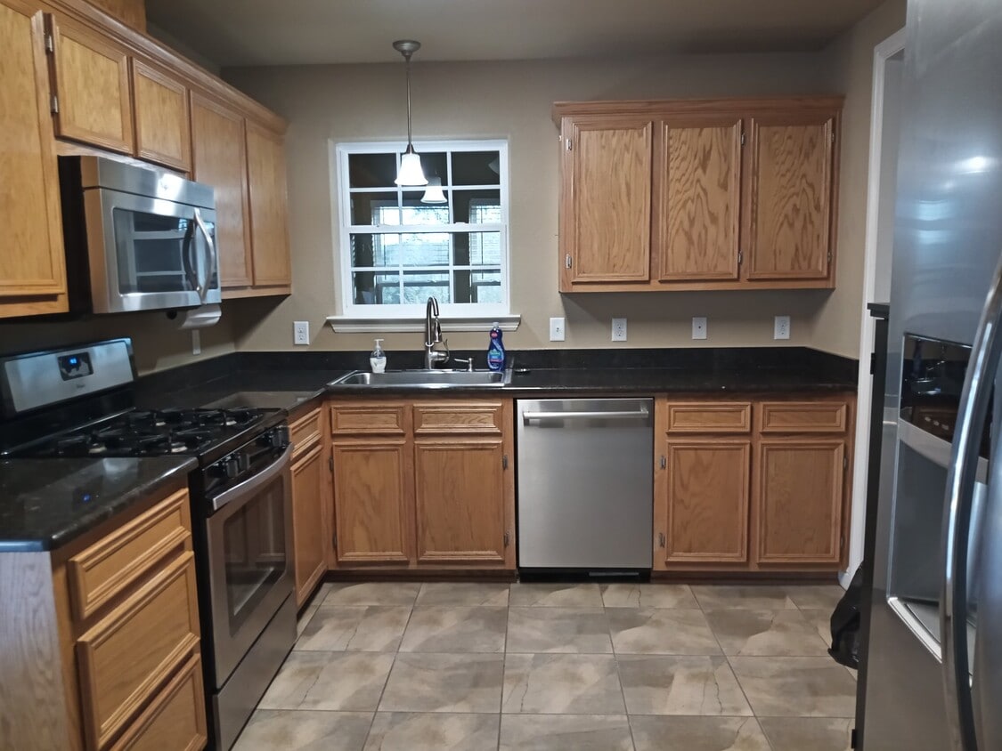 Building Photo - 6616 Ivy Ridge Cir