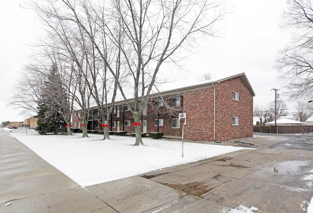 21700 E 9 Mile Rd, Saint Clair Shores, MI 48080 Apartments in Saint