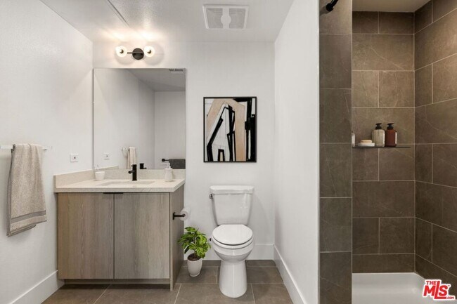 Foto del edificio - 7617 Santa Monica Blvd