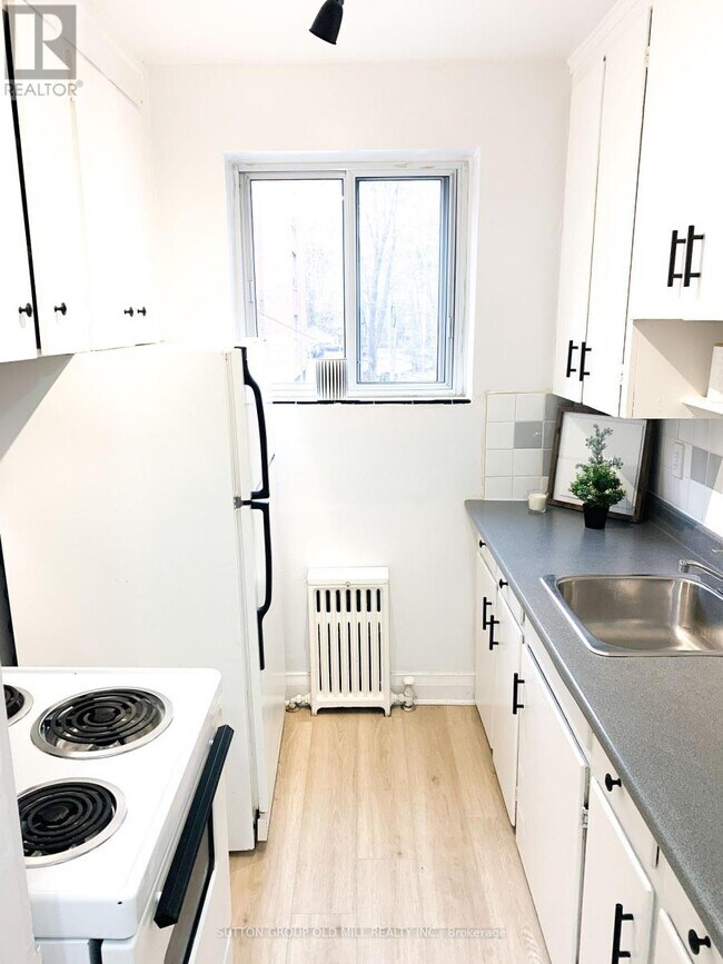 Building Photo - 309-309 The Kingsway