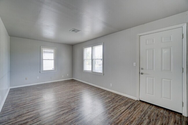 Building Photo - Bethany Rental