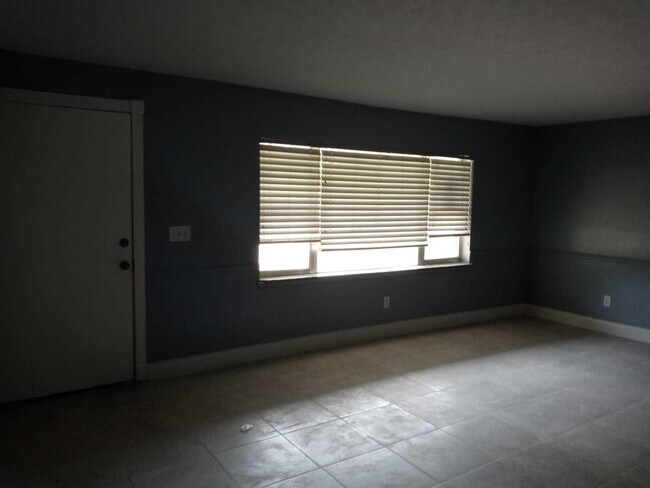 Building Photo - 8506 Santa Clara Blvd