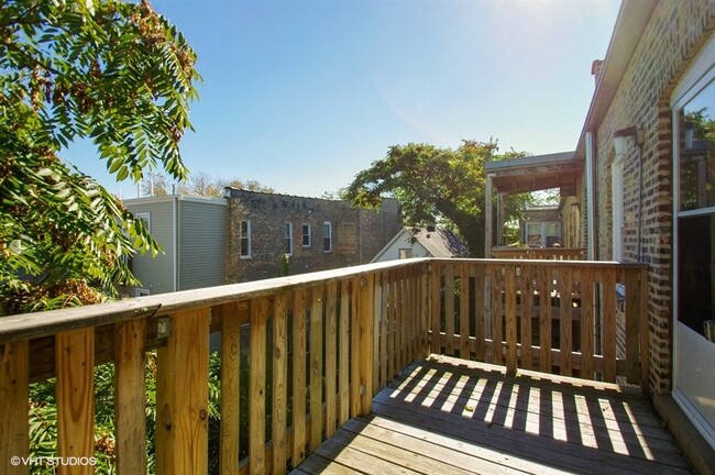 Spacious balcony - 1338 W Argyle