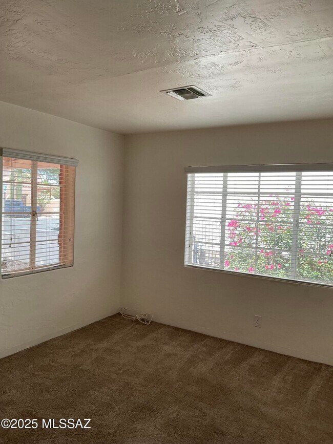 Foto del edificio - 2129 E 2nd St