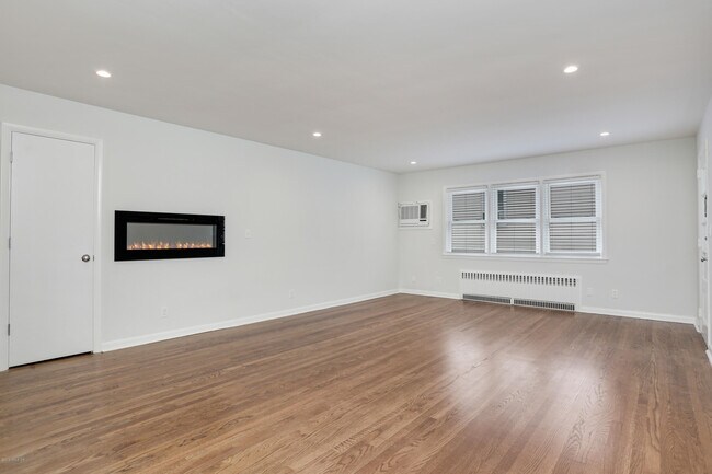 Foto del edificio - 70 Bruce Park Ave