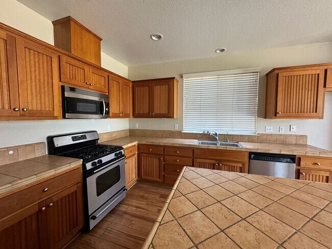 Foto del edificio - Beautiful 4 Bedroom / 3 Bath Lakes Discove...