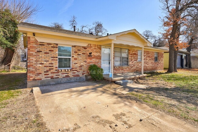 Photo - 1616 McGregor Dr House