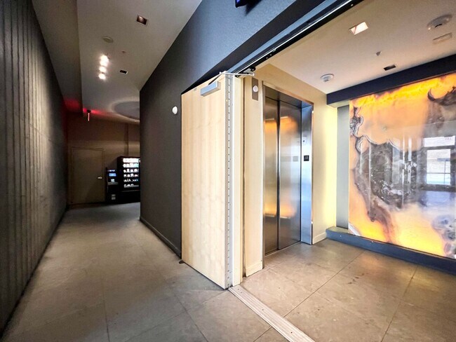 Foto del edificio - SHORT/LONG TERM FURNISHED LOFT STYLE CONDO...