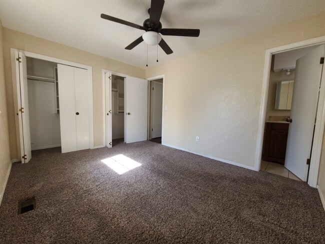 Foto del edificio - 925 Crown Dr