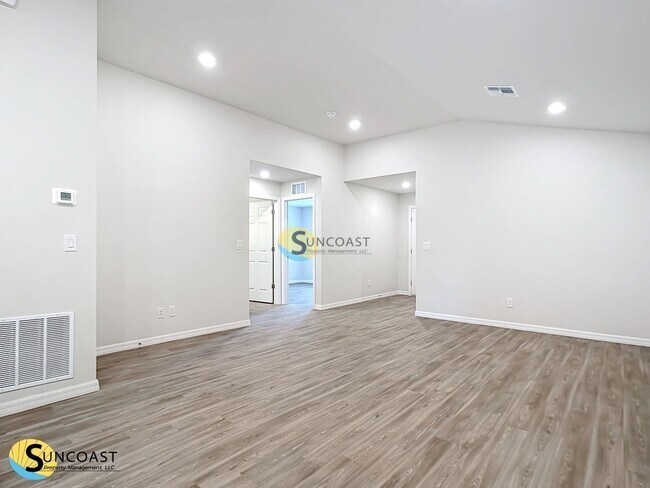 Foto del edificio - 17131 Thompson Ave