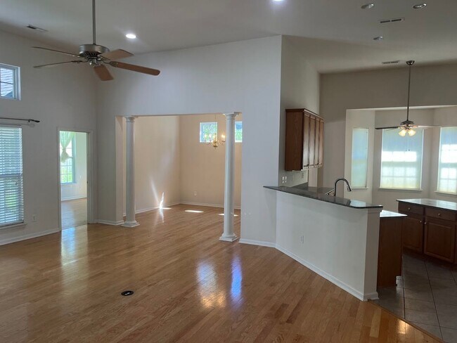Foto del edificio - Available now. Great 4BR/3BA Home in Carol...