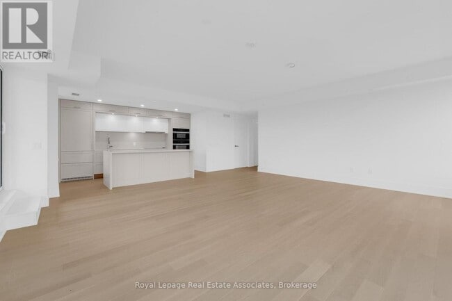 Building Photo - 259 The Kingsway