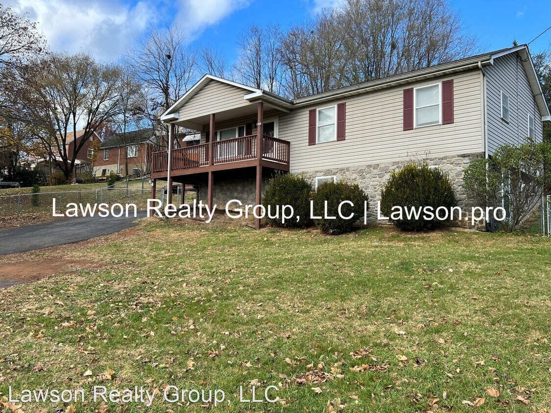 3 br, 2 bath House 1020 E Washington Ave. House Rental in Vinton