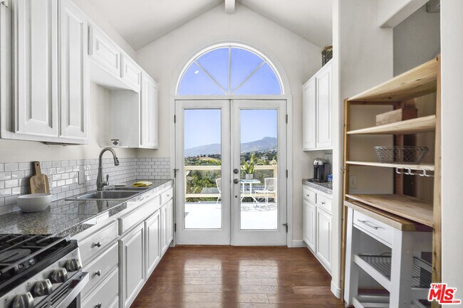 Foto del edificio - 29355 Heathercliff Rd