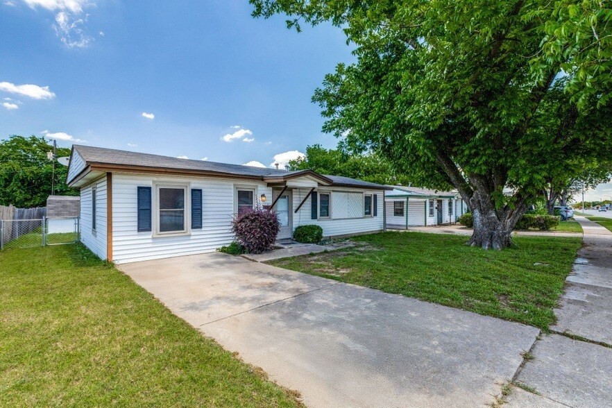 Foto principal - 5241 E Berry St