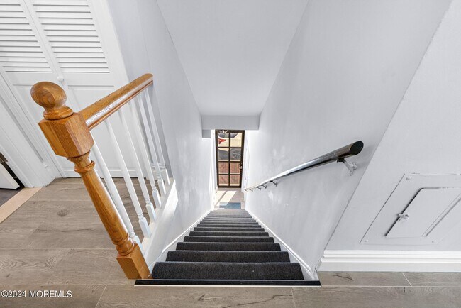 Building Photo - 160 Monmouth St