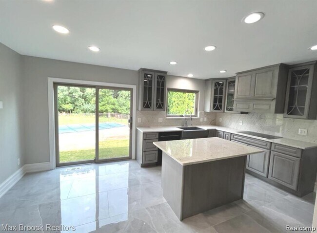 Foto del edificio - 7980 Billingham Rd