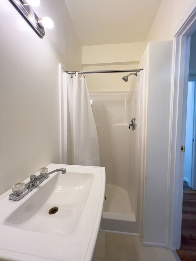 Foto del edificio - One bedroom unit with kitchenette and private bath