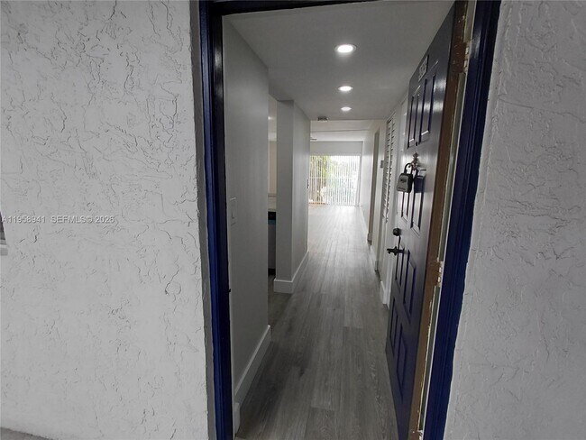 Foto del edificio - 8720 N Sherman Cir