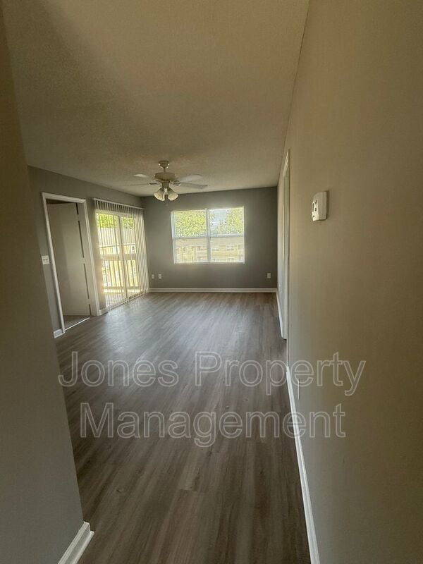 Building Photo - 301 Country Club Dr NE