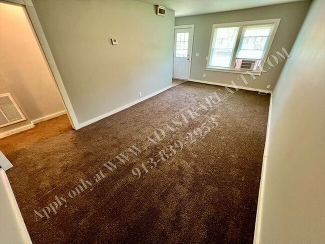 Building Photo - Cozy 2 Bed 1 Bath Duplex in OLATHE-Available NOW!!